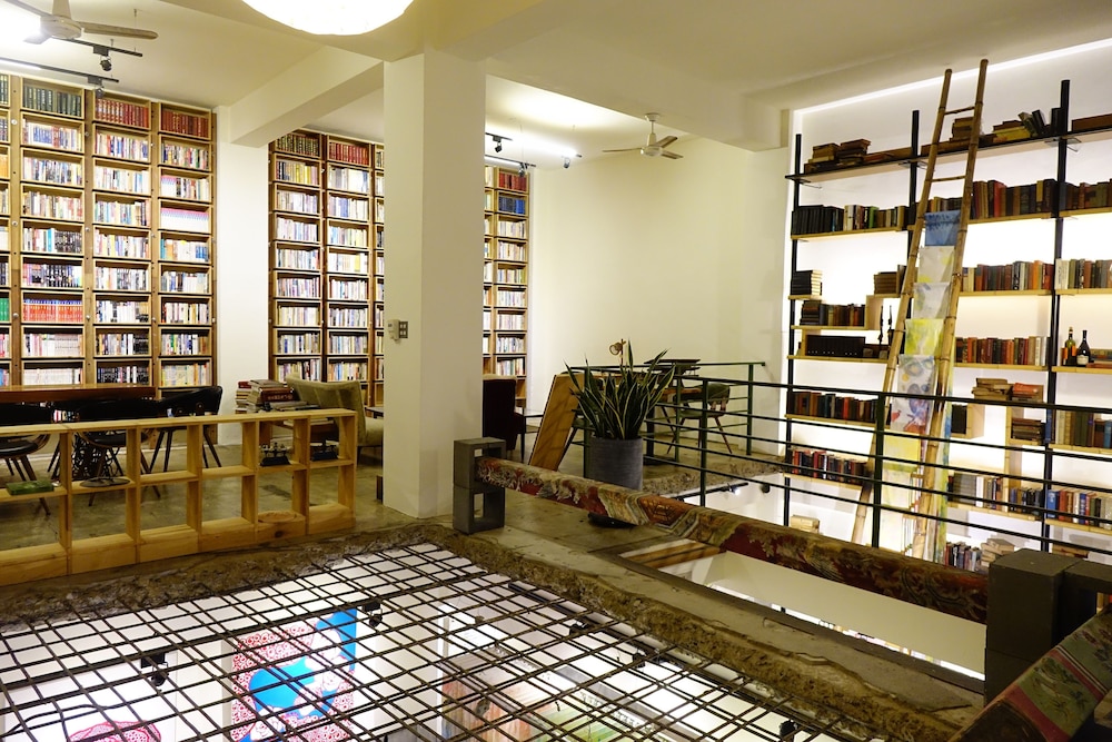 CaoJi Book inn Hostel