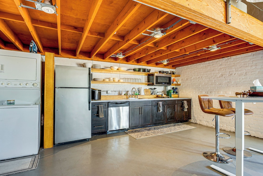 Walk to Huntington Center: 5,000-sq-ft Dtwn Apt