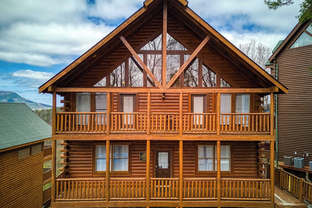 Hot Tub, Game Room, Movie Theater, View Sleeps 18 Lookout Lodge by Avantstay
