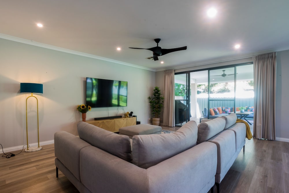 Spacious 4 Bedroom Family Home With Patio and BBQ