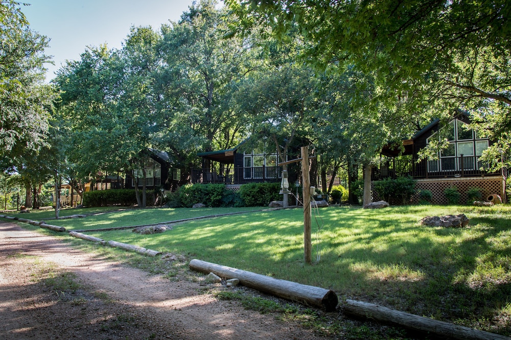 Mendelbaum Winery Guest Cabins