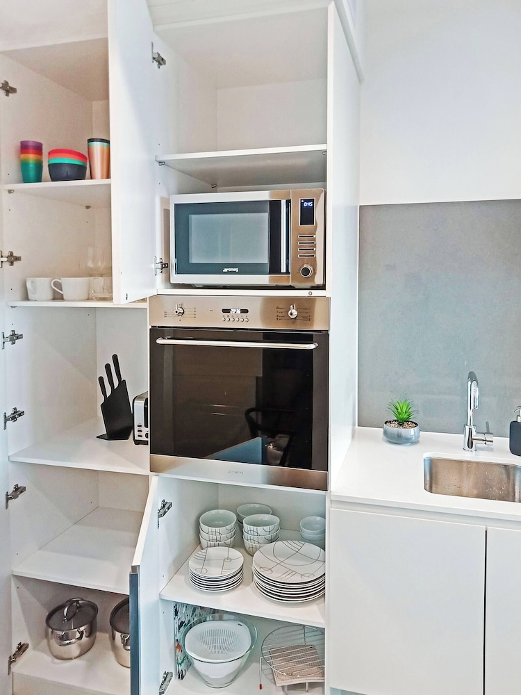 Southbank 2BR High City Views Enjoy Wine, Gym, Pool, Wifi