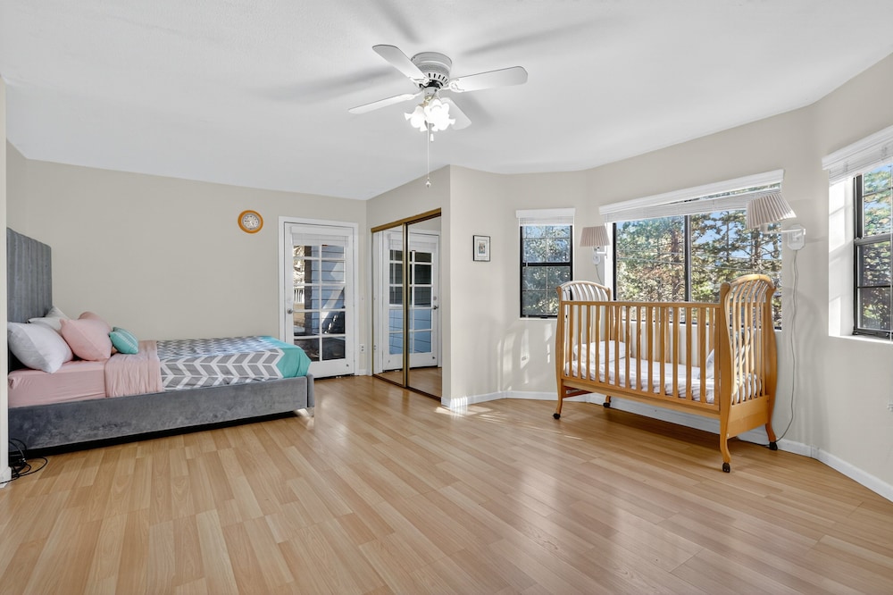 Spacious Mountain Getaway Game Room & Gazebo 5 Bedroom Villa
