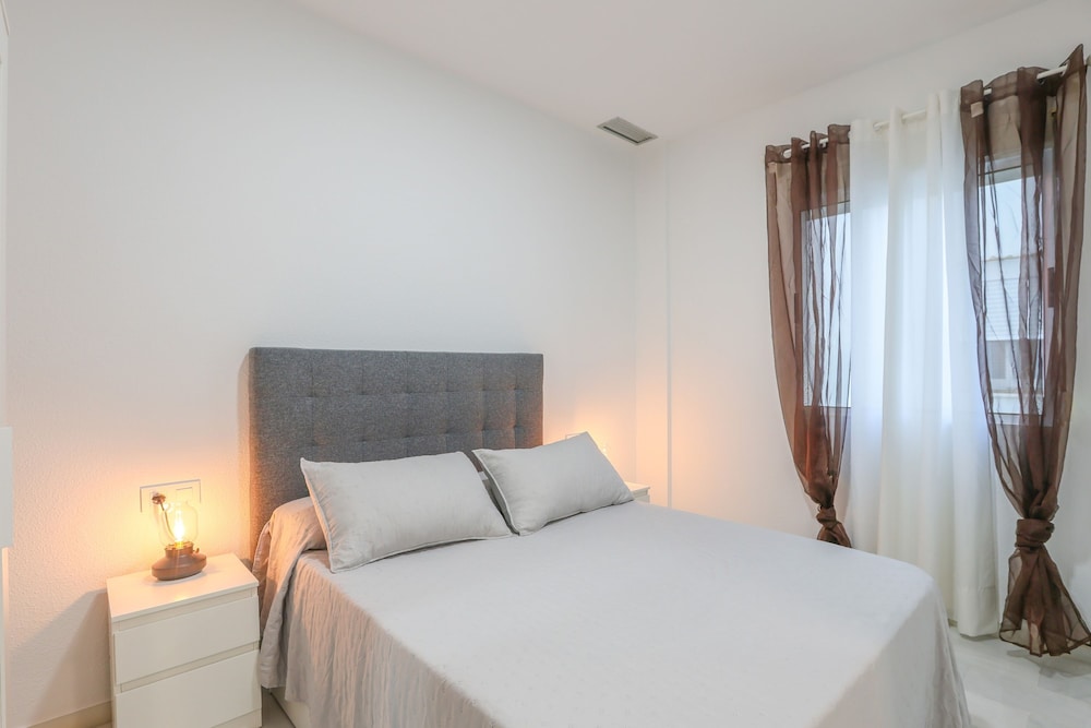 Divina in Sevilla With 1 Bedrooms and 1 Bathrooms