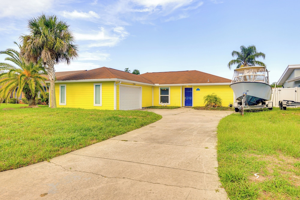 Canal-front Retreat 4 Mi to Jacksonville Beach!