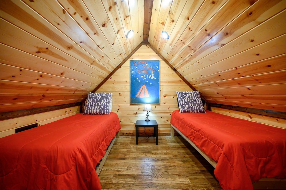 Sugar Daddy Cabin for 13!