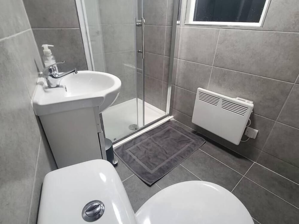 Comfortable 3-bed, 2-bath Basingstoke Stay
