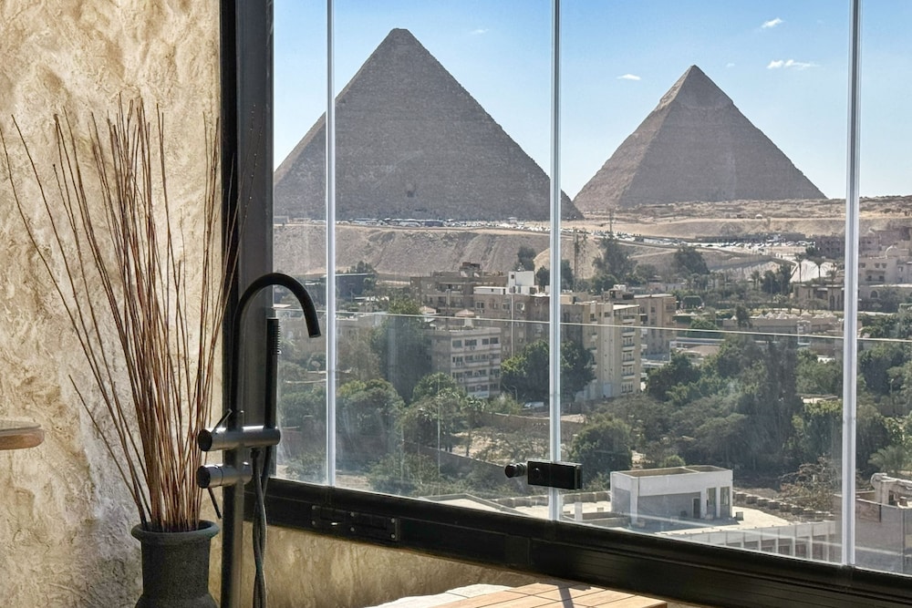 The 2 BDR Pyramids Vista w/ Bathtub