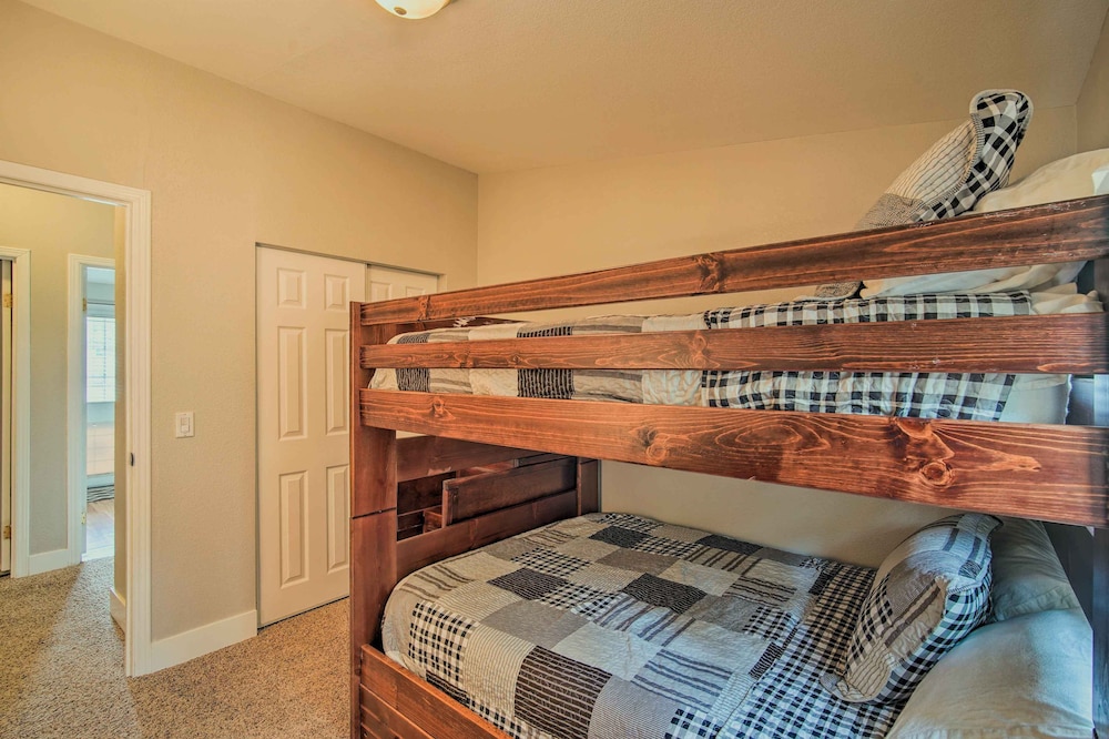 8 Mi to Big Bear Lake & Village: Sugarloaf Cabin! view 4