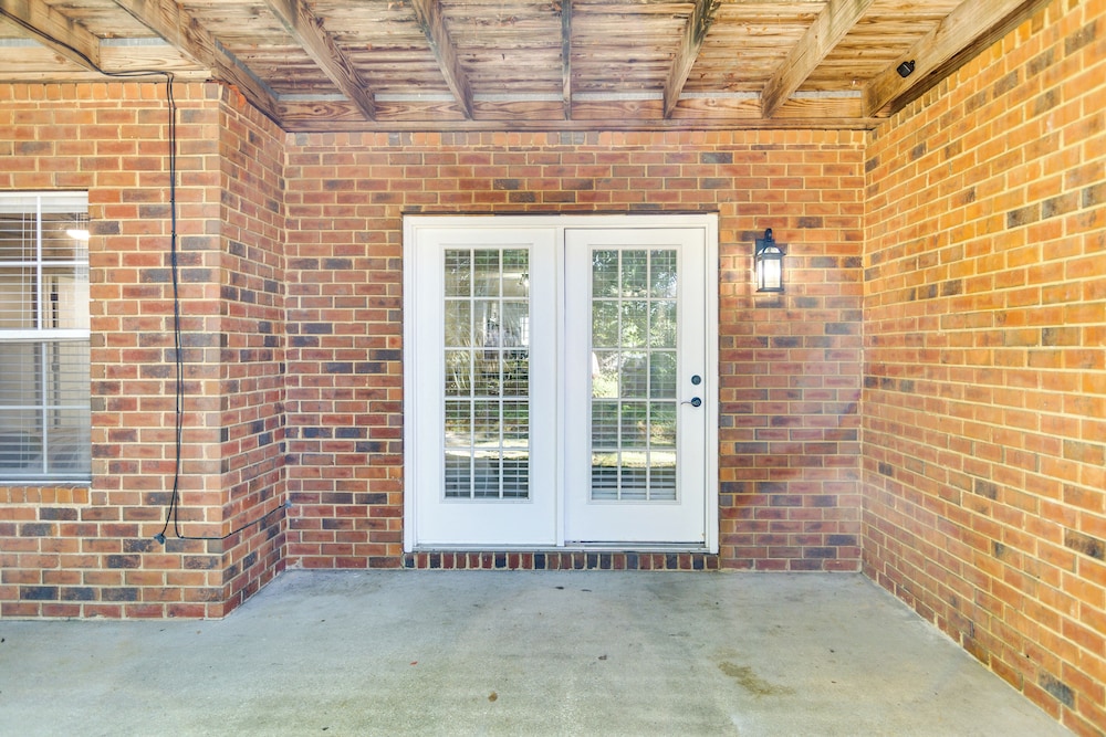 2 Mi to Fort Stewart: Modern Hinesville Haven