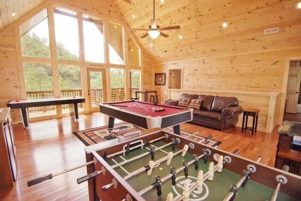 Pemberley Manor - 7 Bedrooms, 7.5 Baths, Sleeps 30 Home by RedAwning