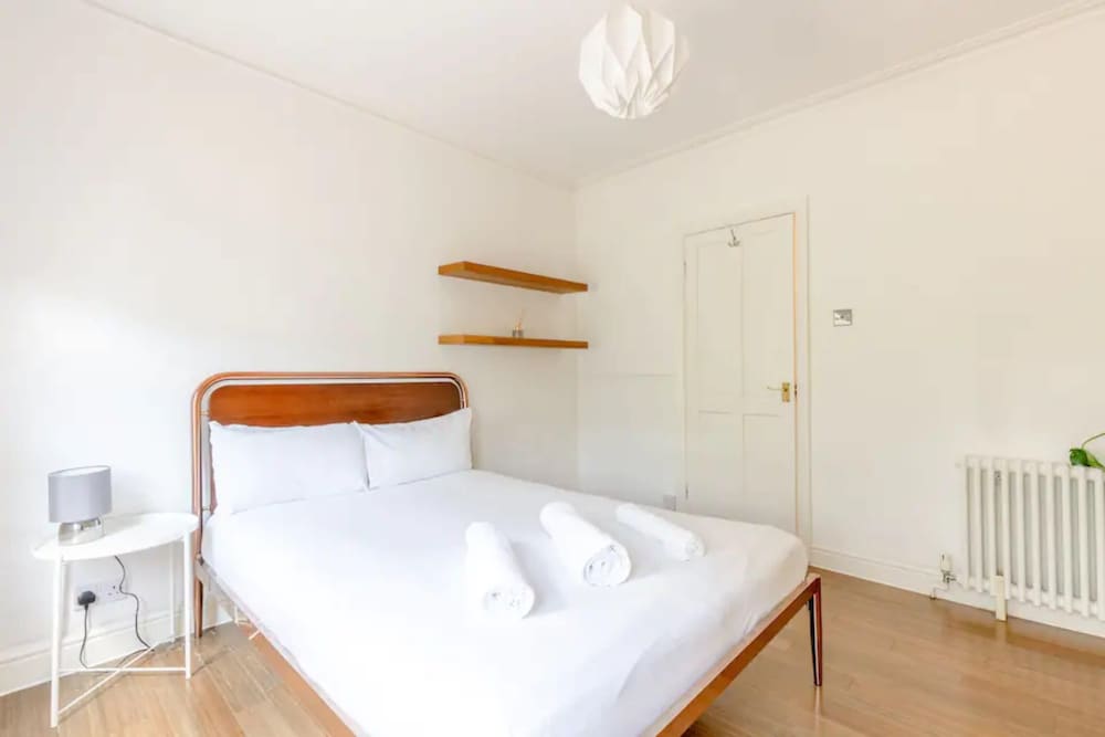 Spacious 2 Bedroom in Gorgeous Camberwell With Garden