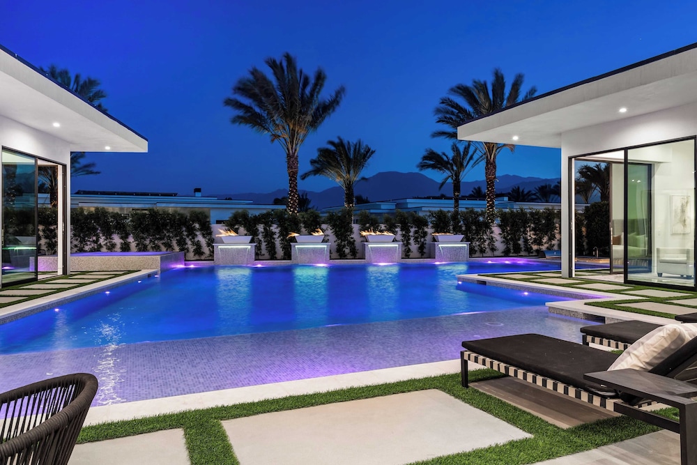 Sleeps 20 Pool & Pickleball Villa Near Golf, Dining & Fun Bravo Villa #2 by Avantstay