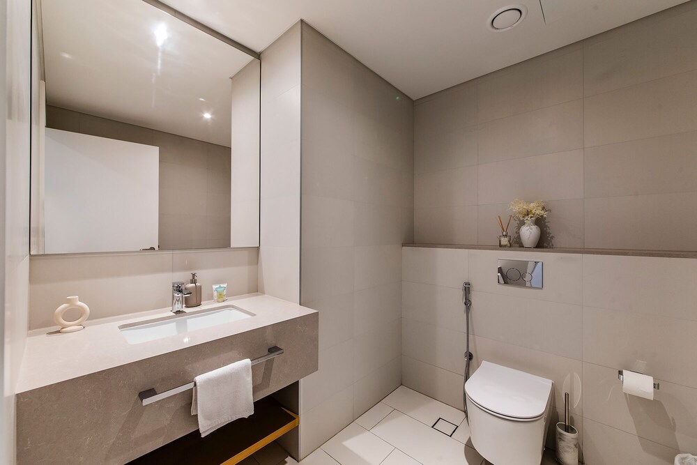 Luxury 2BR at La Vie with sea view