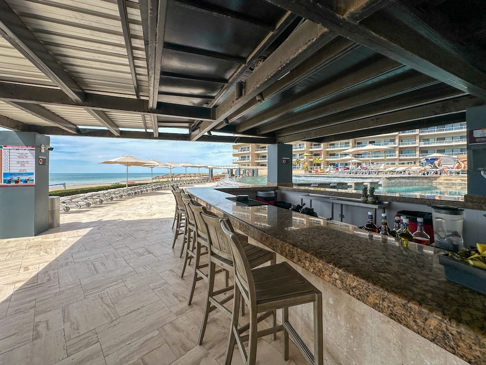 Luxury Ocean View Condo w Huge Deck