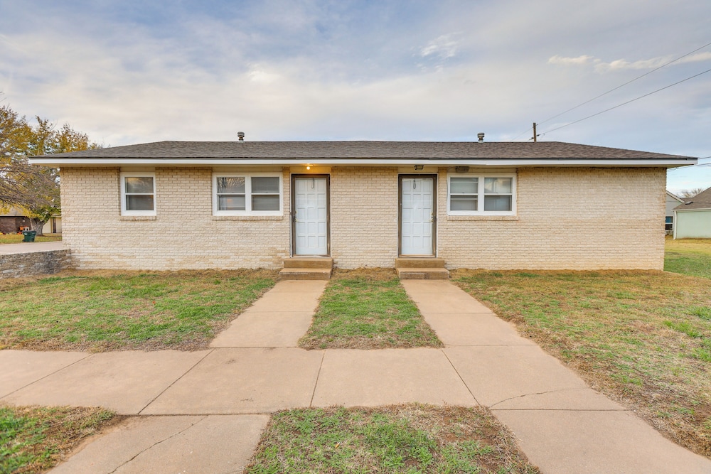2 Mi to Kansas State Fairgrounds: Cozy Apartment!