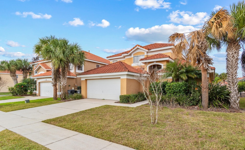 Family Ready in Gated Community Near Attractions