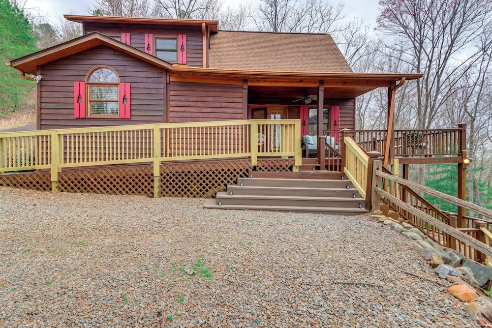 5 Mi to Cherokee Lake: Pet-friendly Cabin w/ Deck!