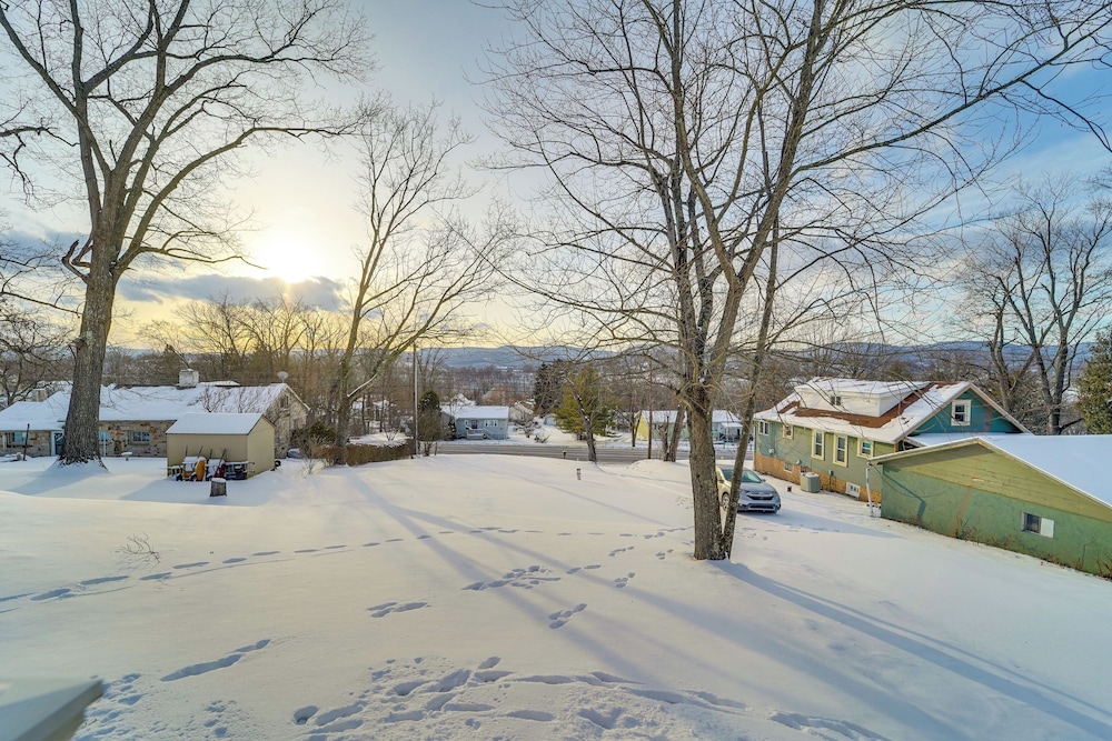 Half-mi to Lakemont Park: Family-friendly Home!