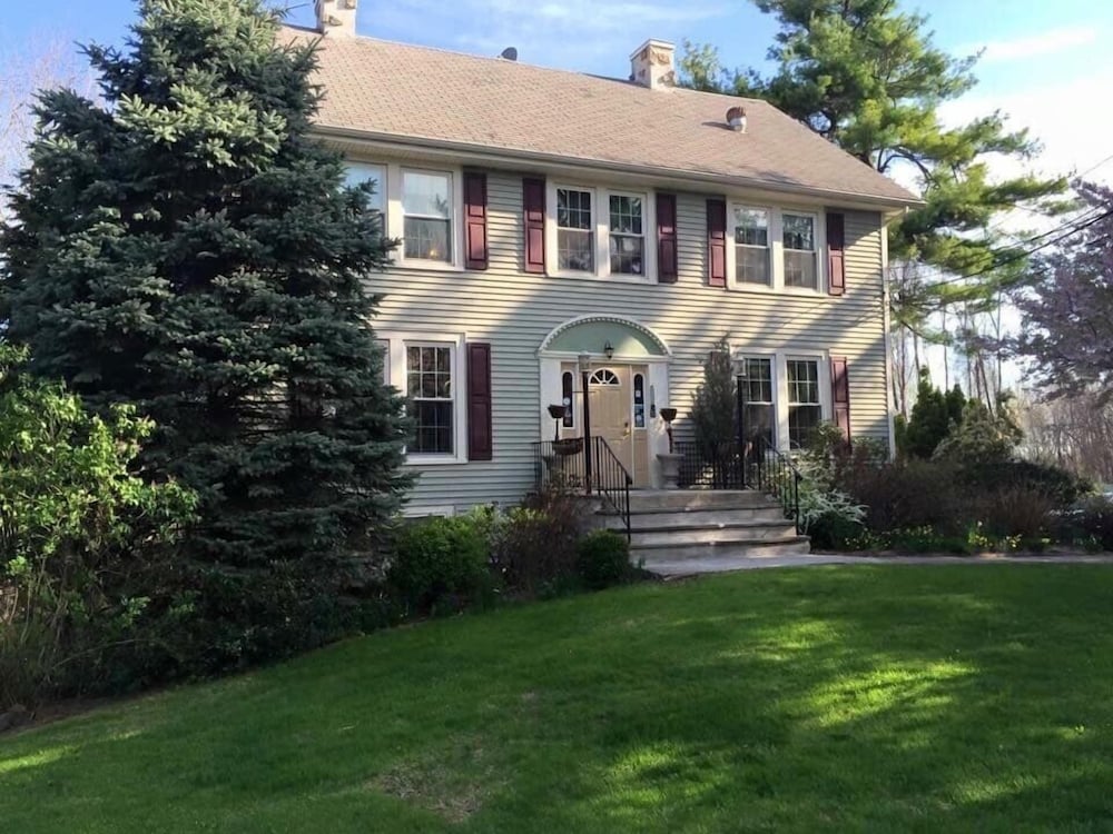 Hotel Alpine Haus Bed & Breakfast Inn - Image 1