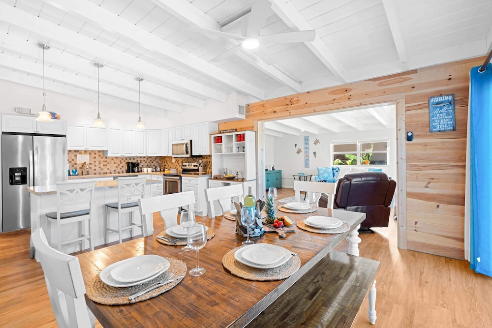 Seabreeze Cove Waterfront Gem 38 Foot Dock Cabana Club