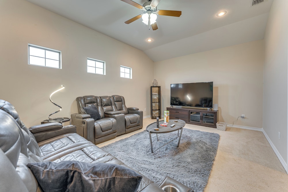 7 Mi to Lake Casa Blanca: Laredo Family Home!