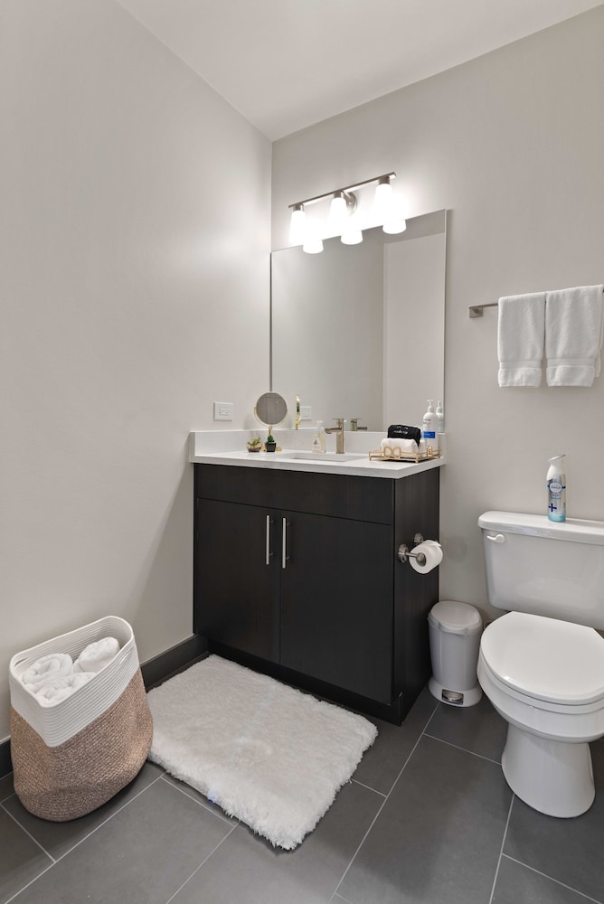 Near Riverwalk 2BR Private Balcony Downtown