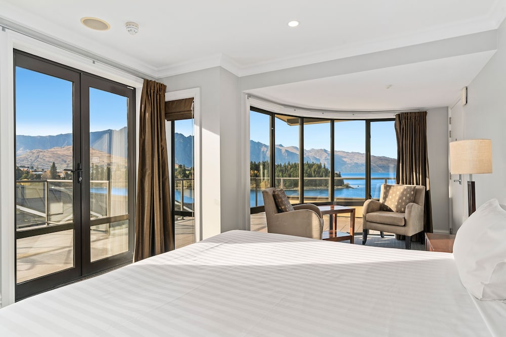 SPACIOUS UNIT WITH VIEWS AND BALCONY view 4