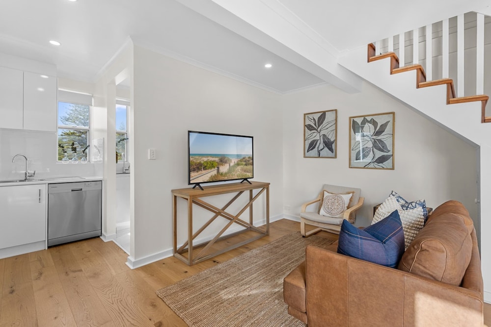 Stylish 2-bed Home Steps From Henley Beach