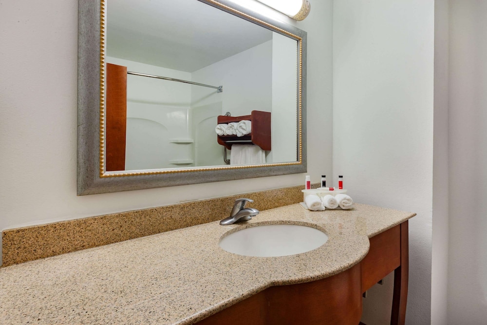 Days Inn by Wyndham Altavista view 4