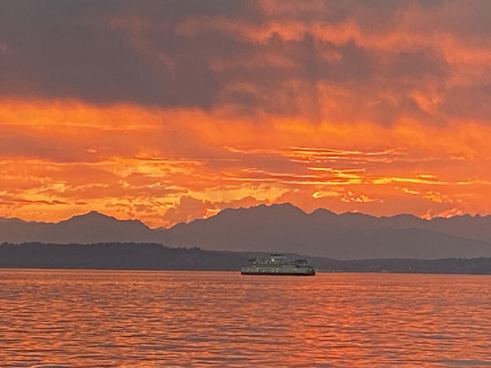The Waterfront Gray on Alki Beach EXT Stay view 4