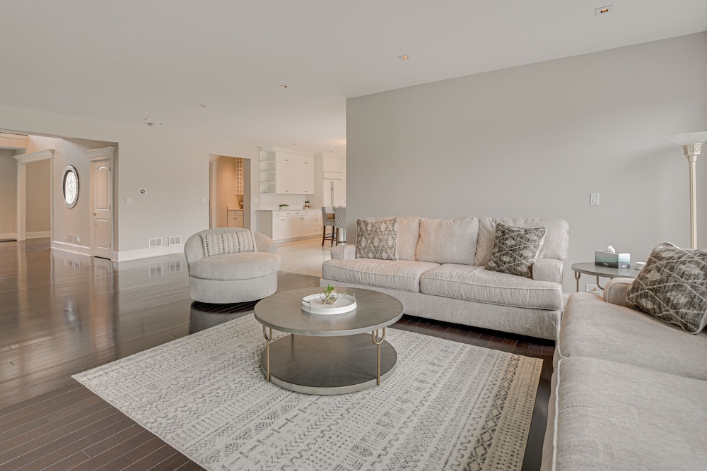 Spacious Inverness Home ~ 36 Mi to Chicago!