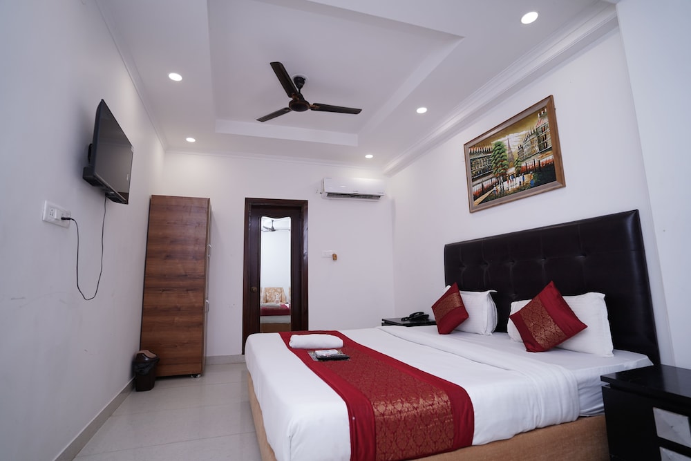 Hotel Moon Taj Near Yashobhoomi