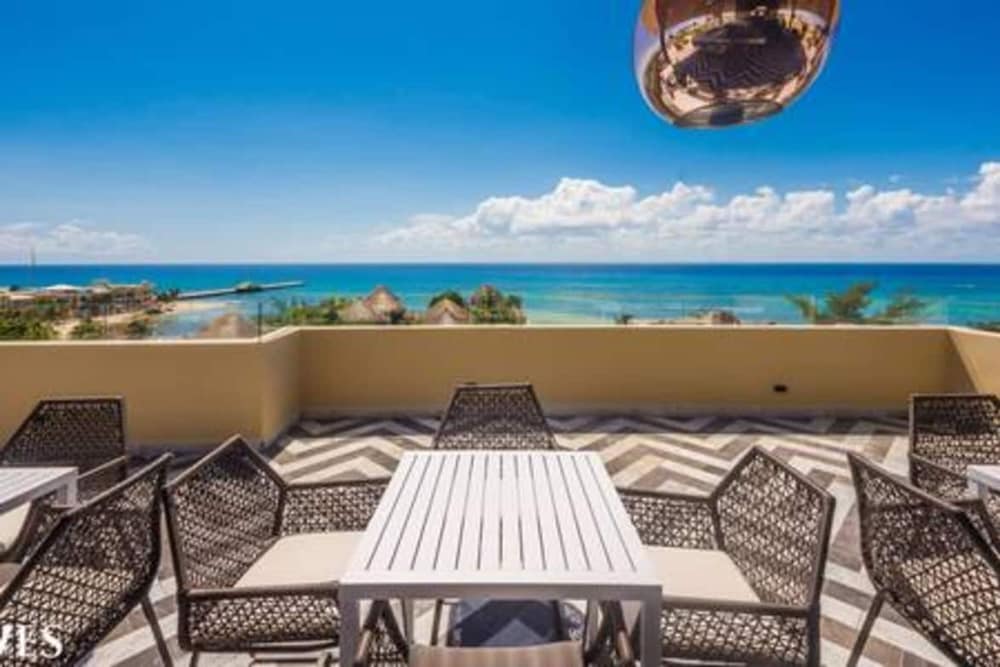 2 Br With Rooftop Pool and Stunning Ocean View