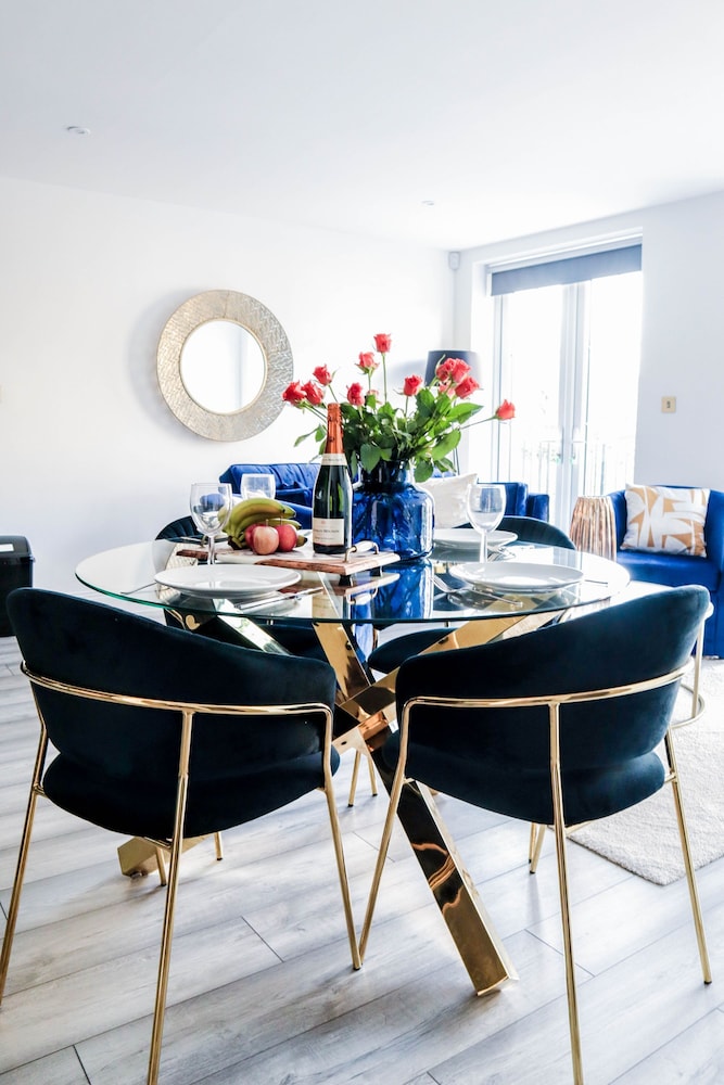 Luxurious 1 Bed Apartment - Free Wifi and Parking