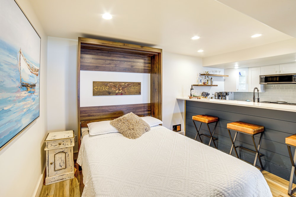 Hot Tub + Fireplace: Waterfront Clark Lake Apt