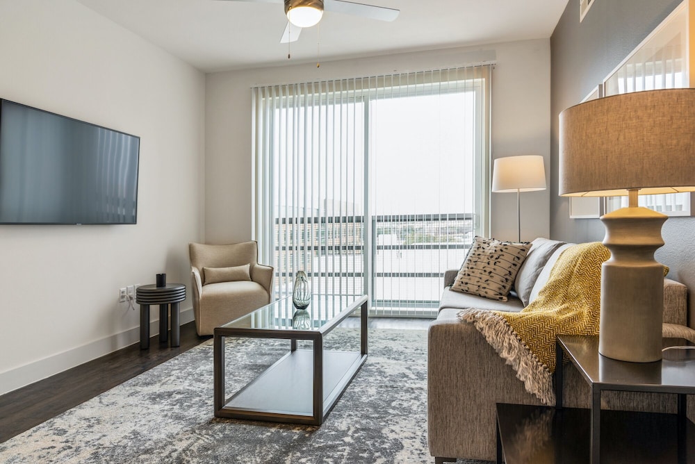 Landing Apartments Near Laurel Park