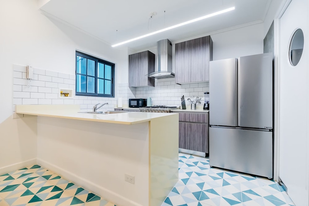 w Charming 1BR in Santa Ana s Best Area