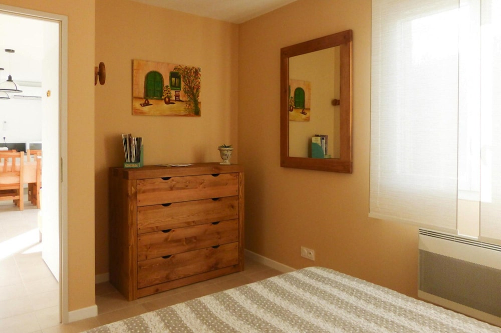 Nice Holiday Home With Private Terrace, Arpaillargues-et-aureillac