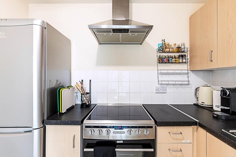 Sleek Flat w/ River Views In Canary Wharf
