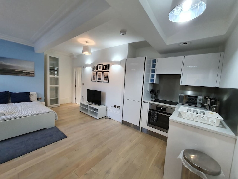 Lux Kings RD City Centre Studio Apartment Reading view 5