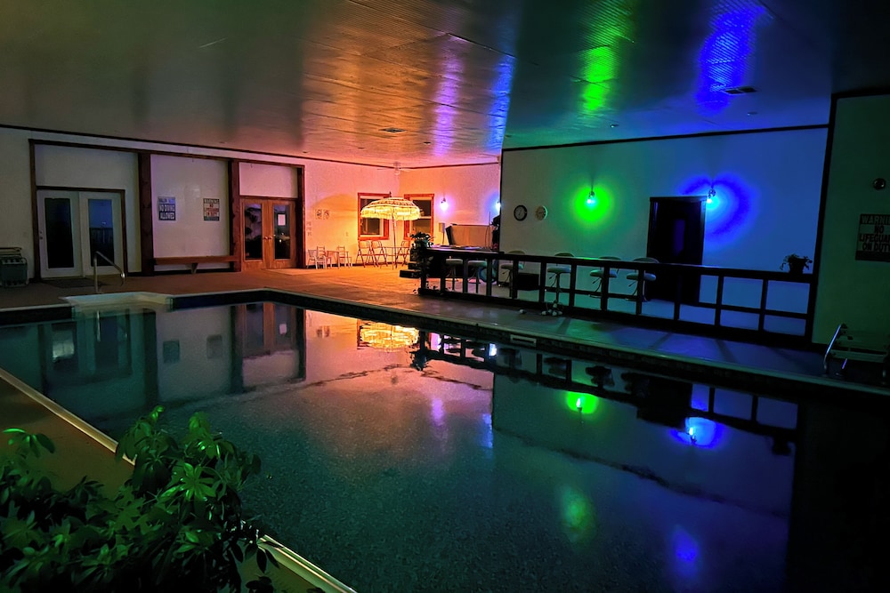 8-acre Bridgman Oasis: Pool, Hot Tub & Game Room