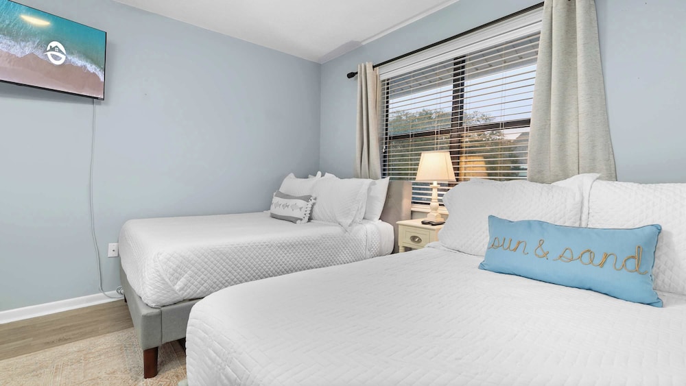 Spacious Family-friendly Retreat Beach Walkable