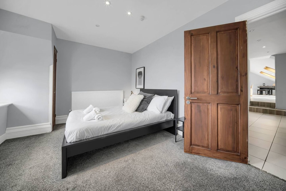 Luxury Penthouse Suite - Swansea Central - Beach