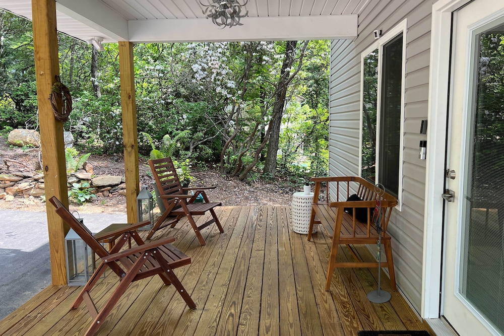 Luxe Mountain Home Near Ridgecrest & Asheville! view 3