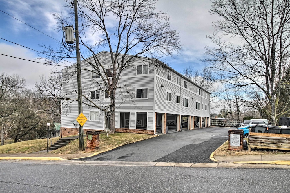 Laptop-friendly Lexington Condo w/ Free Wifi