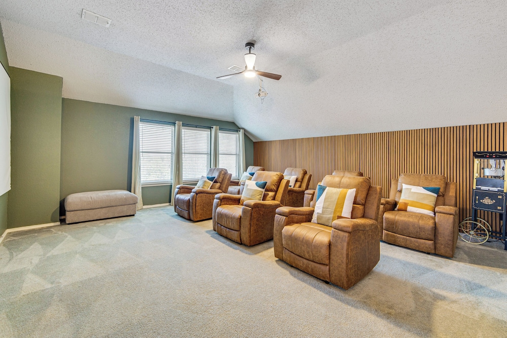 Game Room, Hot Tub & Pool! Grand Prairie Getaway