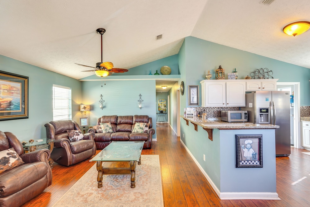 1 Mi to Gulf: Home w/ Patio & Pool Access in Pcb!