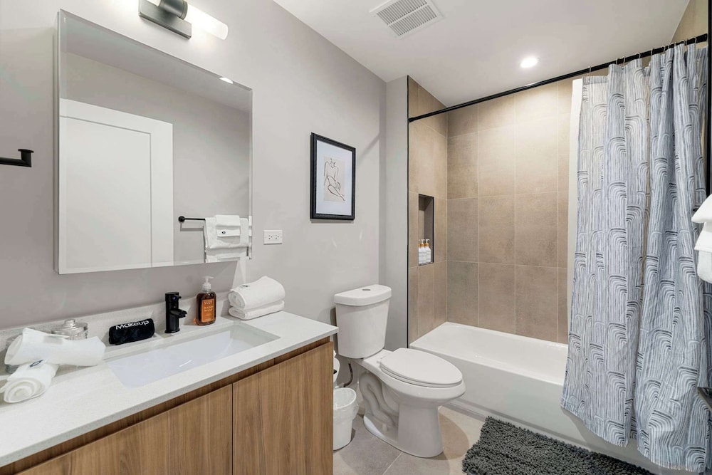 Edgewater Modern 2BR Steps to Lake City Views