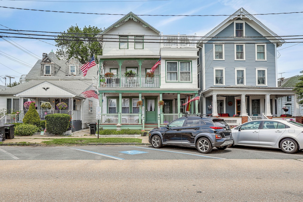 Stroll to Ocean Grove Boardwalk & Beach: Sleek Apt